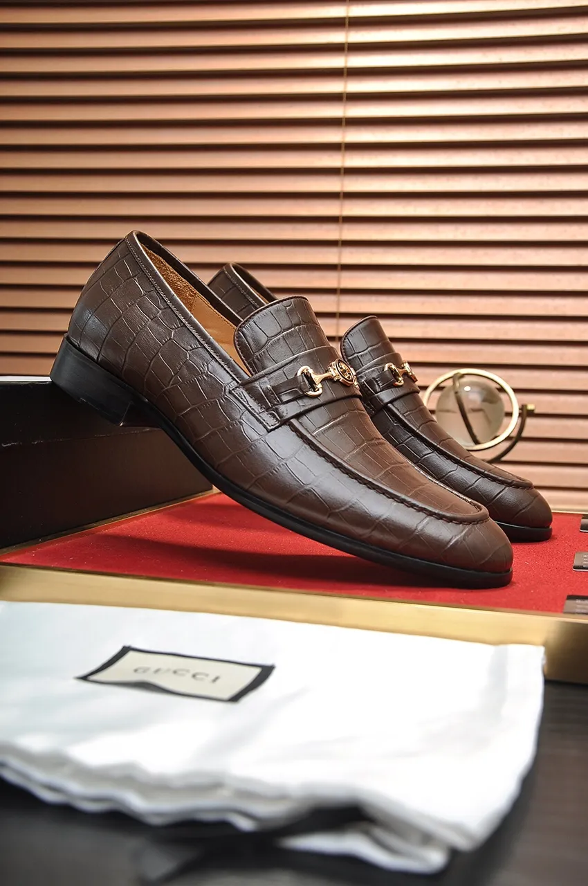 Men's shoes💰500💶Italy's top luxury men's shoe giant (GUCCI) (Gucci) (full cowhide lining) new arrival🍃Original European style🔰 Pleasant to the eye😍In order to make the shoes more durable and non-deformable🌀The production continues to follow traditional methods but there is still no lack of innovation💪Choose original sheepskin for the leather♻️ Smooth and natural And extra bright ⭐Made of imported cowhide, the first choice of rich people 38-45 (45 customized)